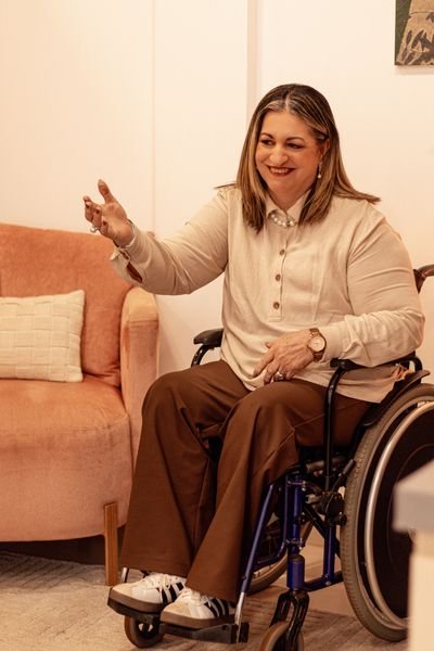 Luciane Melo gesticulando durante um atendimento no consultório.